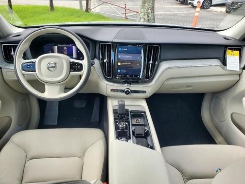 2025 Volvo XC60 B5 Plus