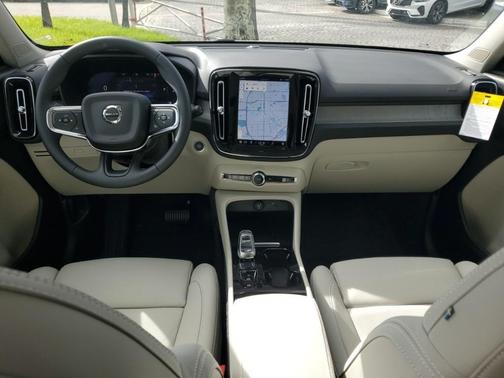 2025 Volvo XC40 B5 Plus Bright Theme