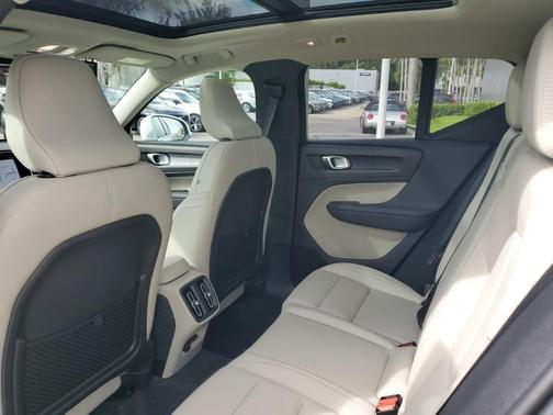 2025 Volvo XC40 B5 Plus Bright Theme