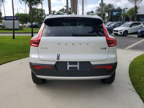 2025 Volvo XC40 B5 Plus Bright Theme