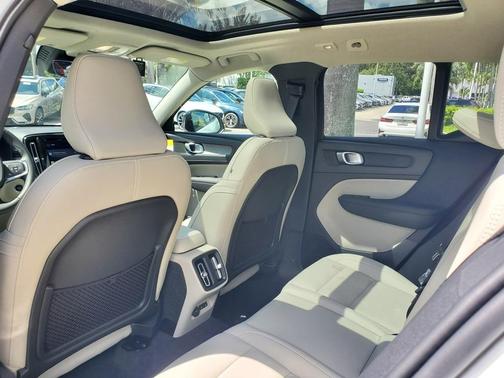 2025 Volvo XC40 B5 Plus Dark Theme