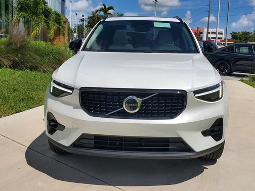 2025 Volvo XC40 B5 Plus Dark Theme