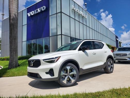 2025 Volvo XC40 B5 Plus Dark Theme