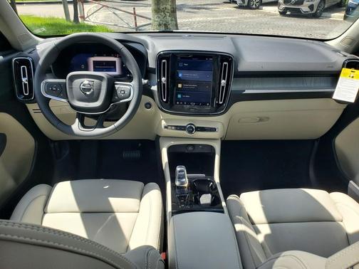 2025 Volvo XC40 B5 Plus Dark Theme