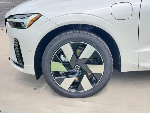 2025 Volvo XC60 Plug-In Hybrid T8 Plus