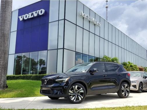 2024 Volvo XC40 B5 Plus Dark Theme