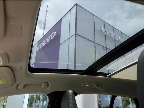 2024 Volvo XC40 B5 Plus Dark Theme