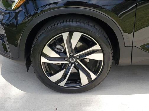 2024 Volvo XC40 B5 Plus Dark Theme