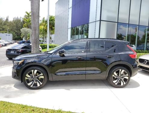 2024 Volvo XC40 B5 Plus Dark Theme
