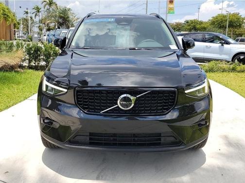 2024 Volvo XC40 B5 Plus Dark Theme
