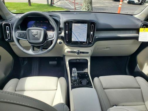 2025 Volvo XC40 B5 Plus Bright Theme