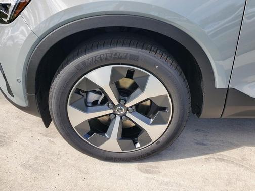2025 Volvo XC40 B5 Plus Bright Theme