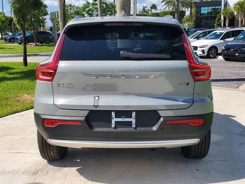 2025 Volvo XC40 B5 Plus Bright Theme