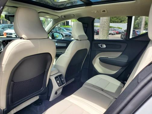 2025 Volvo XC40 B5 Plus Bright Theme