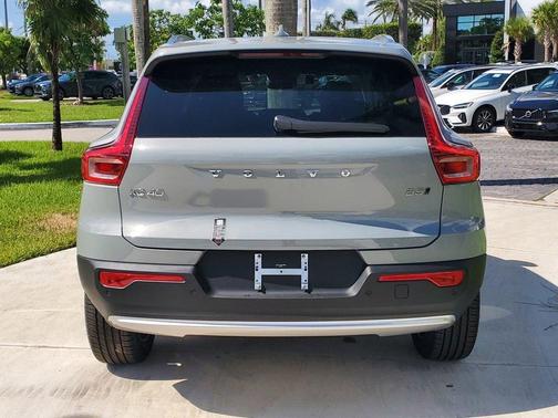 2025 Volvo XC40 B5 Plus Bright Theme