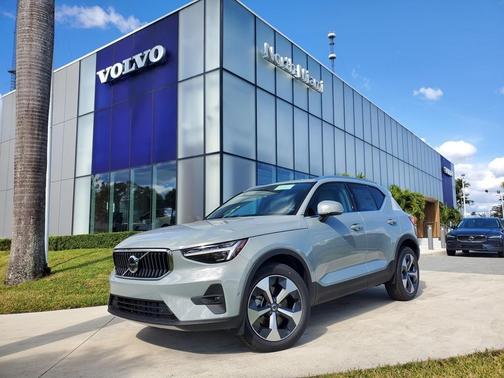 2025 Volvo XC40 B5 Plus Bright Theme