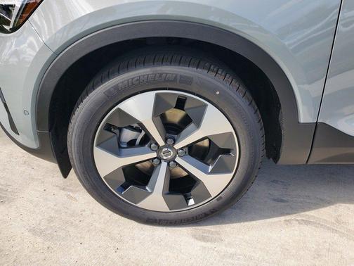 2025 Volvo XC40 B5 Plus Bright Theme