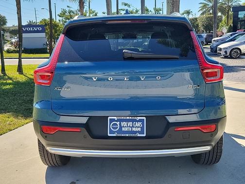 2025 Volvo XC40 B5 Core Bright Theme