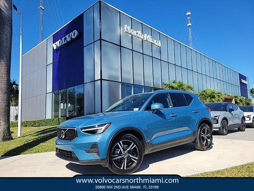 2025 Volvo XC40 B5 Core Bright Theme