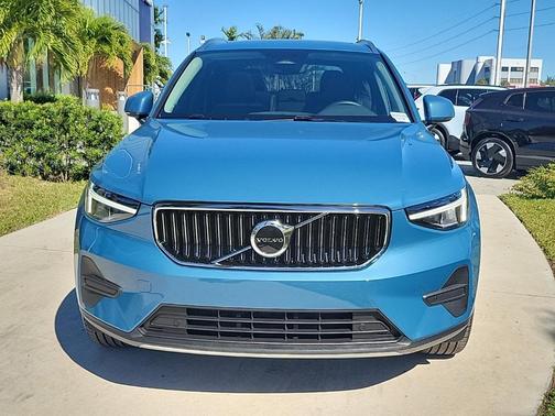 2025 Volvo XC40 B5 Core Bright Theme