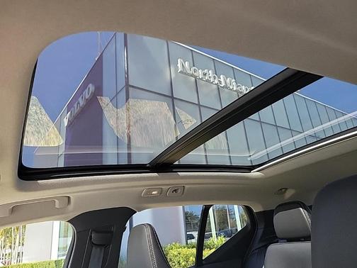 2025 Volvo XC40 B5 Core Bright Theme