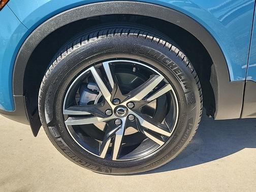 2025 Volvo XC40 B5 Core Bright Theme