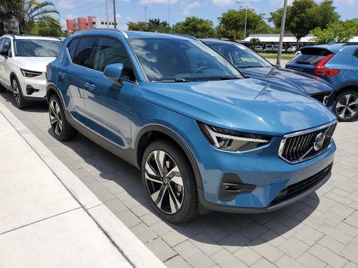 2025 Volvo XC40 B5 Ultra Bright Theme