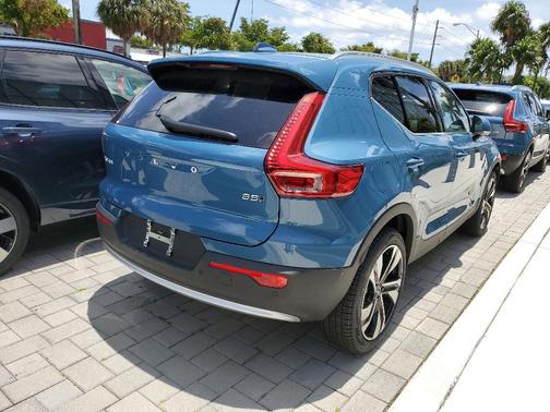 2025 Volvo XC40 B5 Ultra Bright Theme