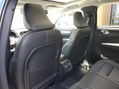 2025 Volvo XC40 B5 Ultra Bright Theme