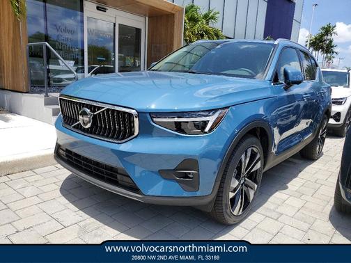 2025 Volvo XC40 B5 Ultra Bright Theme