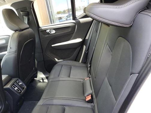 2025 Volvo XC40 B5 Ultra Bright Theme