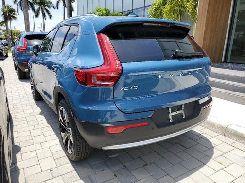 2025 Volvo XC40 B5 Ultra Bright Theme