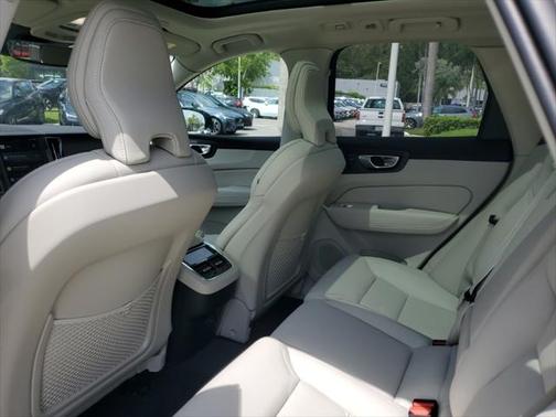 2025 Volvo XC60 B5 Ultra