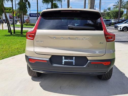 2026 Volvo XC40 B4 Plus