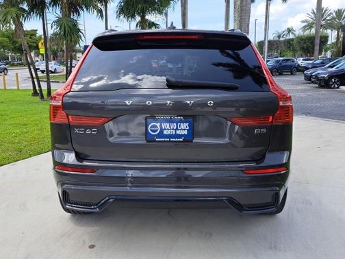 2023 Volvo XC60 B5 Ultimate Dark Theme