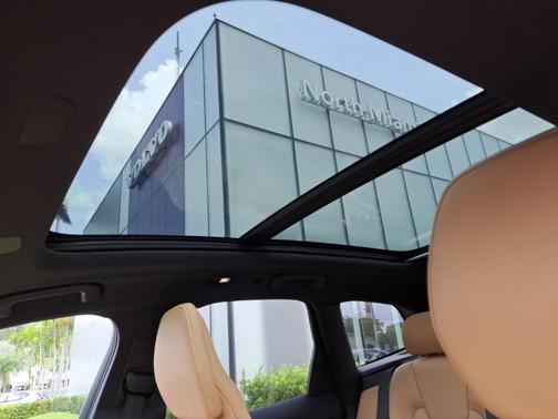 2023 Volvo XC60 B5 Ultimate Dark Theme