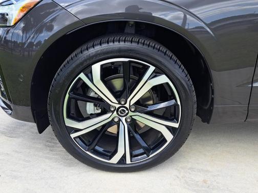 2023 Volvo XC60 B5 Ultimate Dark Theme