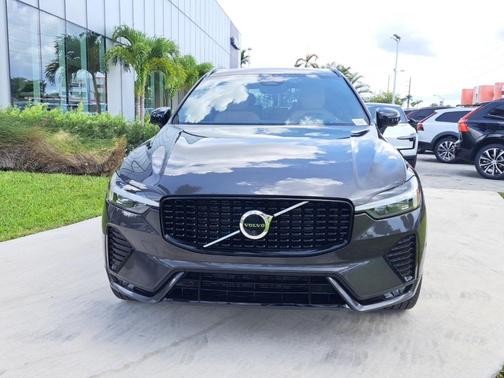 2023 Volvo XC60 B5 Ultimate Dark Theme