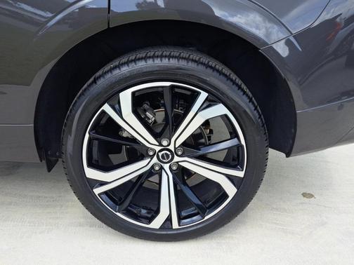 2023 Volvo XC60 B5 Ultimate Dark Theme