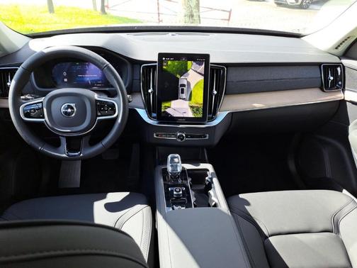 2025 Volvo XC90 B5 Plus 6-Seater