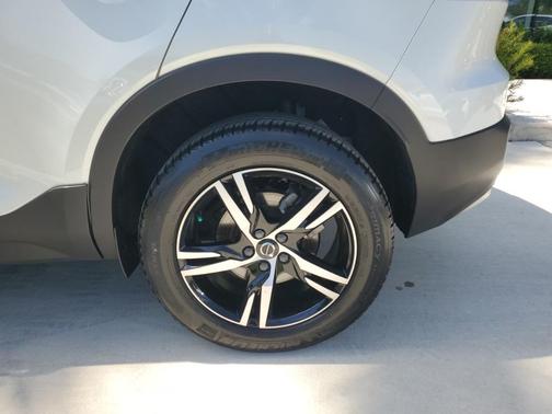 2023 Volvo XC40 B5 Core
