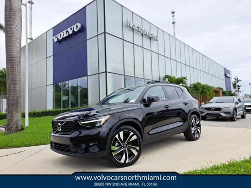 2023 Volvo XC40 B5 Plus Dark Theme