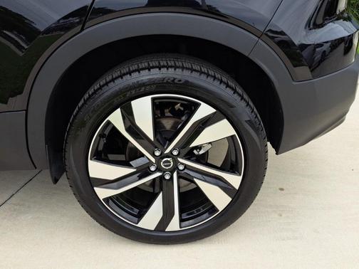 2023 Volvo XC40 B5 Plus Dark Theme