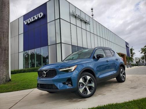 2025 Volvo XC40 B5 Plus Dark Theme