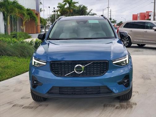 2025 Volvo XC40 B5 Plus Dark Theme