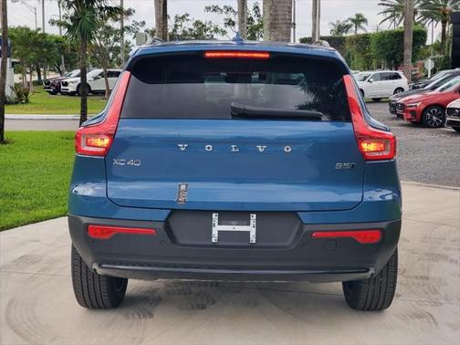 2025 Volvo XC40 B5 Plus Dark Theme