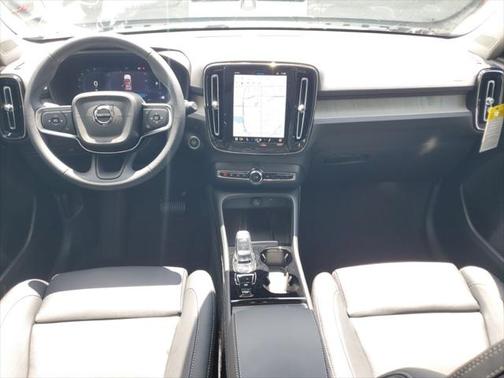 2025 Volvo XC40 B5 Plus Dark Theme