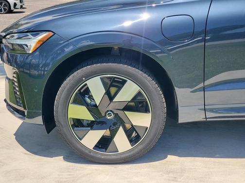 2025 Volvo XC60 Plug-In Hybrid T8 Plus