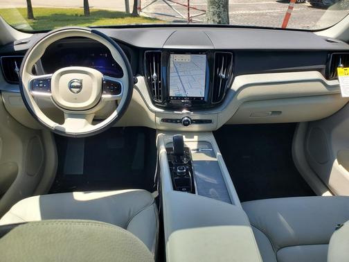 2025 Volvo XC60 Plug-In Hybrid T8 Plus