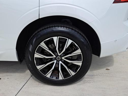 2023 Volvo XC60 B5 Plus Dark Theme